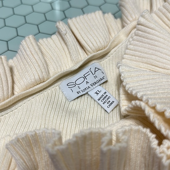 Sofia Vergara Sleeveless Top - Picture 2 of 4